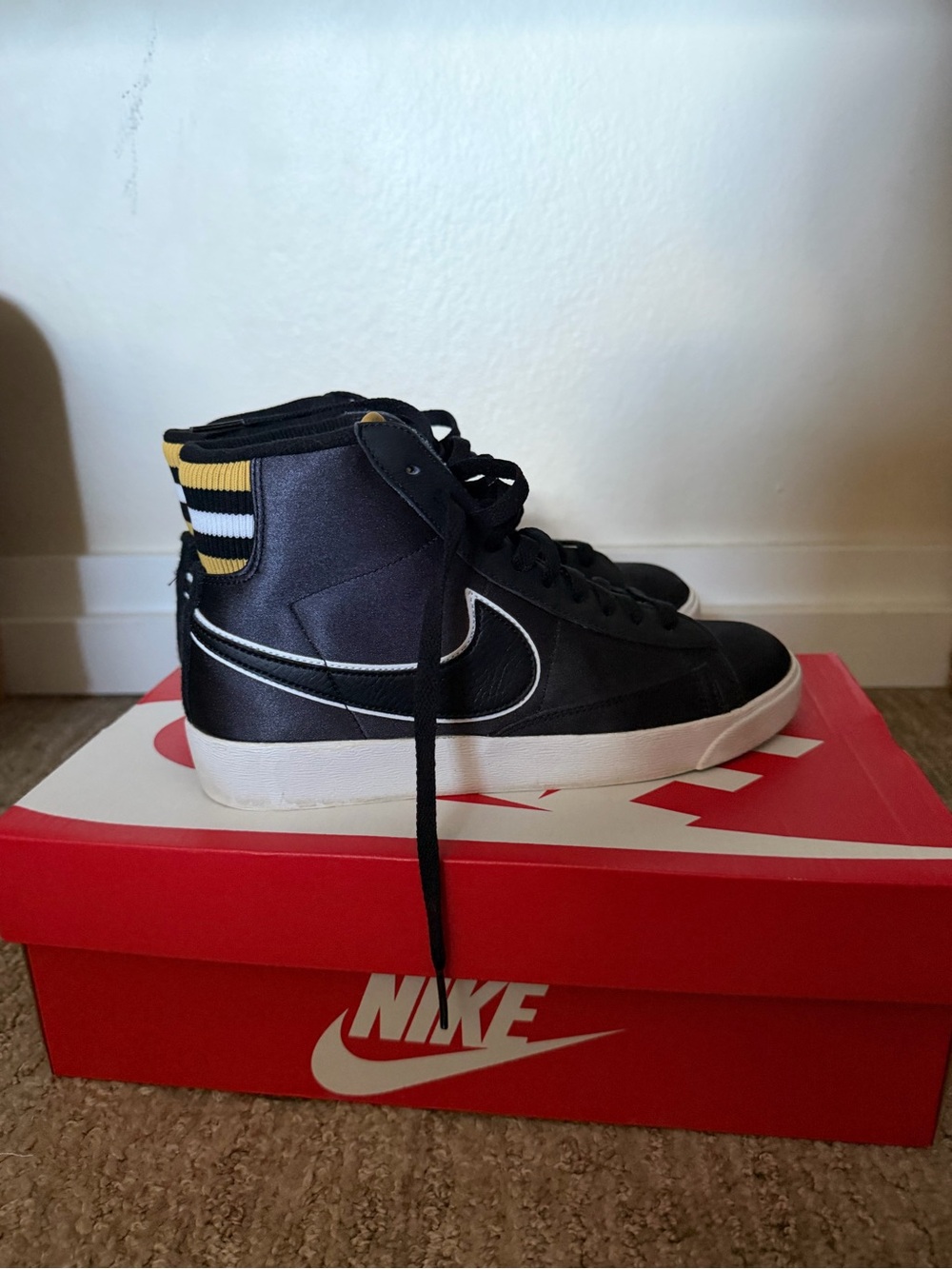 Nike Woman Black High-Top Sneakers with Yellow Stripe Detail
